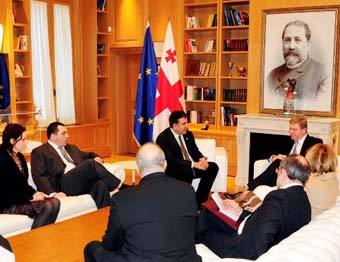 1-rkinigza-aqtuauaa1